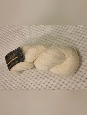 CASCADE 220 , 100% PERUVIAN HIGHLAND WOOL KNITTING YARN. 220 Yds